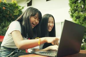 dos asiático adolescente mecanografía en computadora laboratorio felicidad emoción foto