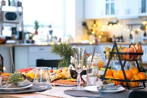 servicio un festivo mesa con aperitivos, ensaladas y golosinas de cerca en el moderno interior de un desván casa decorado para Navidad y nuevo año. esperando para invitados para un festivo cena foto