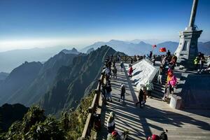 sapa Vietnam - 4 de noviembre de 2017 grande número de turista atracción a parte superior de fansipan montaña más alto montaña pico de Indochina sapa norte de Vietnam foto