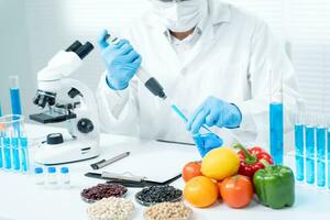 el científico comprueba los residuos de alimentos químicos en el laboratorio. los expertos en control inspeccionan la concentración de residuos químicos. peligros, estándar rohs, encontrar sustancias prohibidas, contaminar, microbiólogo foto