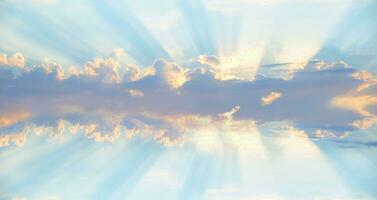 el fondo de los rayos del sol sobre las nubes. los rayos del sol rompen sobre las nubes. foto