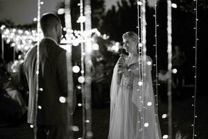 noche Boda ceremonia de el recién casados en un país cabaña foto