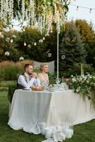 cena familiar de bodas por la noche en el bosque foto