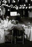 cena familiar de bodas por la noche en el bosque foto