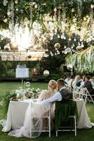 cena familiar de bodas por la noche en el bosque foto