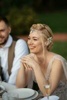 cena familiar de bodas por la noche en el bosque foto