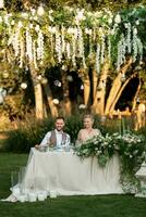 cena familiar de bodas por la noche en el bosque foto