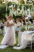 cena familiar de bodas por la noche en el bosque foto