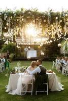 cena familiar de bodas por la noche en el bosque foto