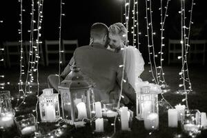 noche Boda ceremonia de el recién casados en un país cabaña foto