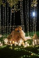 noche Boda ceremonia de el recién casados en un país cabaña foto