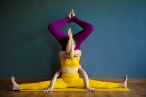 dos asiático mujer haciendo yoga actitud en hogar vivo habitación foto