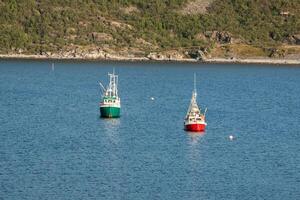 pescar barcos volviendo a Puerto en Henningsvaer foto