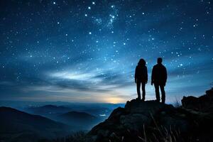 silueta de Pareja con mochilas en pie en el parte superior de el montaña y mirando a el estrellado cielo, silueta de joven Pareja caminante fueron en pie a el parte superior de el montaña, ai generado foto