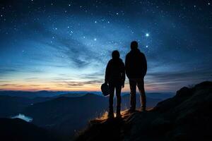 silueta de un hombre y mujer en parte superior de un montaña a noche, silueta de joven Pareja caminante fueron en pie a el parte superior de el montaña mirando a el estrellas y lechoso forma, ai generado foto