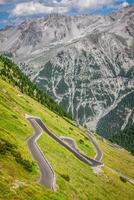 serpentina montaña la carretera en italiano Alpes, stelvio aprobar, passo dello estelvio, stelvio natural parque foto