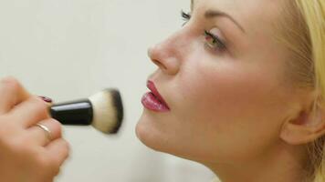 mujer haciendo un maquillaje a el pelo salón video