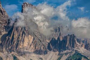 Panorama del parque nacional y montañas Dolomiti en Cortina d'ampezzo, en el norte de Italia foto