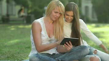 séance sur le herbe en utilisant une tablette video