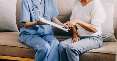 médico demostración médico tarjeta a paciente a mesa en clínica, de cerca foto