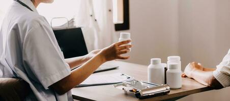 farmacéutico explicando prescripción medicación a mujer en el farmacia para farmacéutico cuidado de la salud tratamiento. médico, mostrador y hembra químico hablando a paciente en medicina en clínica dispensario foto