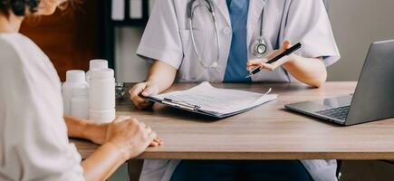 farmacéutico explicando prescripción medicación a mujer en el farmacia para farmacéutico cuidado de la salud tratamiento. médico, mostrador y hembra químico hablando a paciente en medicina en clínica dispensario foto