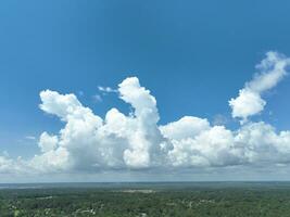 nubes y panorama zumbido fotografía aéreo ver foto