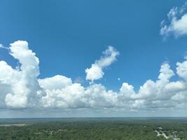 nubes y panorama zumbido fotografía aéreo ver foto