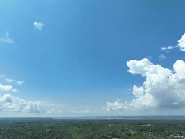 nubes y panorama zumbido fotografía aéreo ver foto