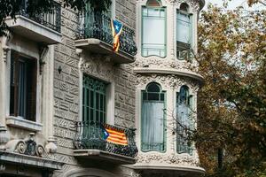 independencia banderas colgando desde balcones en un edificio en Barcelona, Cataluña, España foto