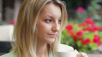 Geschäft Frau Trinken Kaffee im ein Cafe video