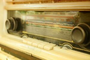 antiguo radios son lleno de buscador de ondas botones ese todavía utilizar poder amplificador tubos foto