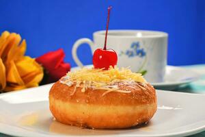 rosquillas decorado con cerezas y rociado con queso y en polvo azúcar foto