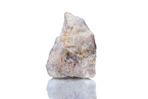 macro mineral Roca wollastonita en un blanco antecedentes foto