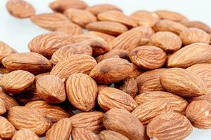 macro almendra nueces en un blanco antecedentes foto