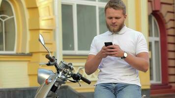 portret van jong Mens zittend Aan scooter video