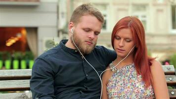 casal partilha música dentro a urbano parque video