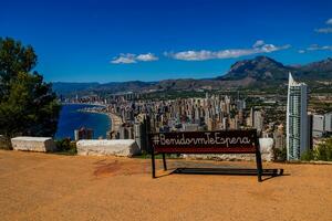 paisaje en el Español costa cerca el ciudad de benidorm en un verano día foto