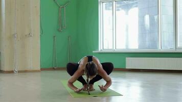 fitness donna fare yoga esercizio video