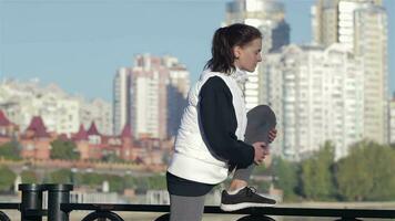 Visualizza di un' giovane donna allungamento su piede ponte video