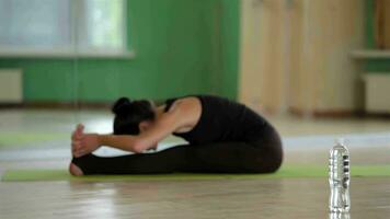 de concept van yoga en schoon water video