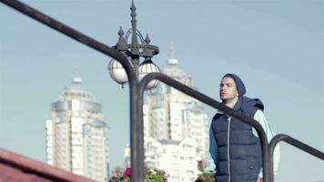 voorbereiding voor rennen training in de stad Aan een mooi herfst ochtend- video