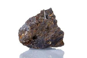 macro mineral Roca ilmenita en un blanco antecedentes foto
