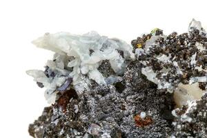 Piedra mineral macro drusus cuarzo con esfalerita en la roca un fondo blanco. foto
