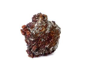 macro mineral Roca calcopirita en un blanco antecedentes foto