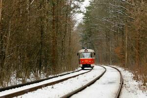 apresurando el tranvía a través del bosque de invierno foto