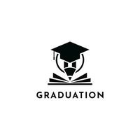 inteligente graduación logo con toga sombrero, lápiz y libro símbolos vector