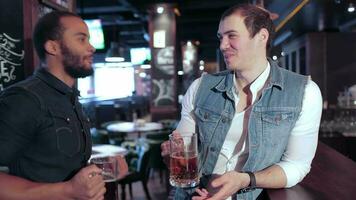 deux copains à le bar avec Bière des lunettes bague video