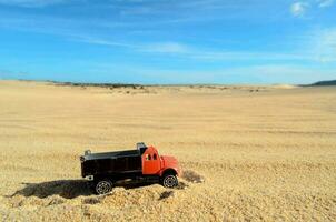 juguete camión en el Desierto foto