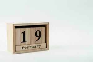 de madera calendario febrero 19 en un blanco antecedentes foto